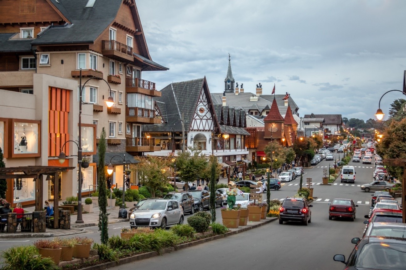 Imagem de uma rua de Gramado, com construções características da cidade