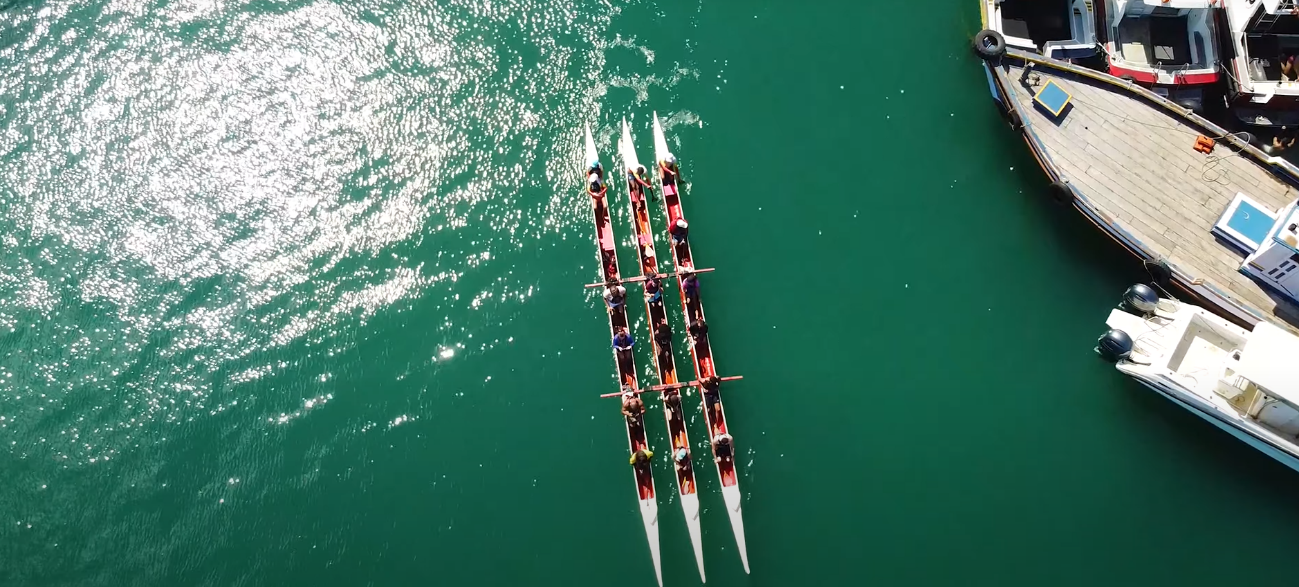 Imagem aérea de canoas no mar na Baía de Todos os Santos, em Salvador, Bahia