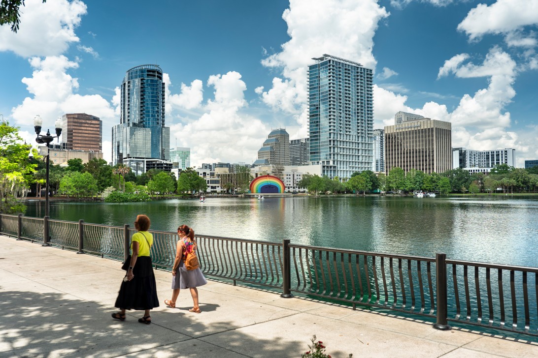 Duas mulheres caminhando no Lake Eola Park em Orlando