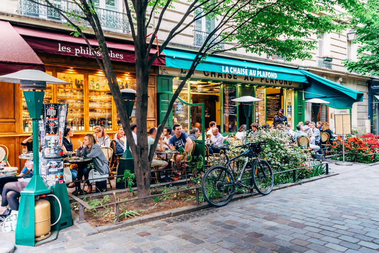 Café em um bairro em Paria, França